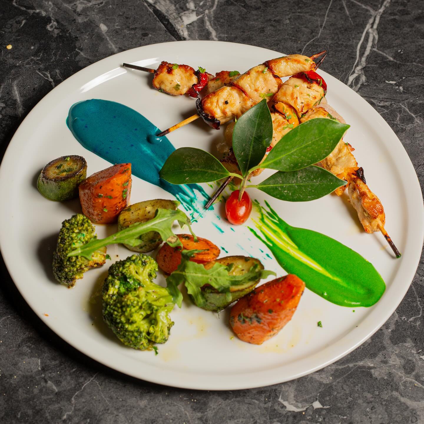 Brochettes de poulet dressées