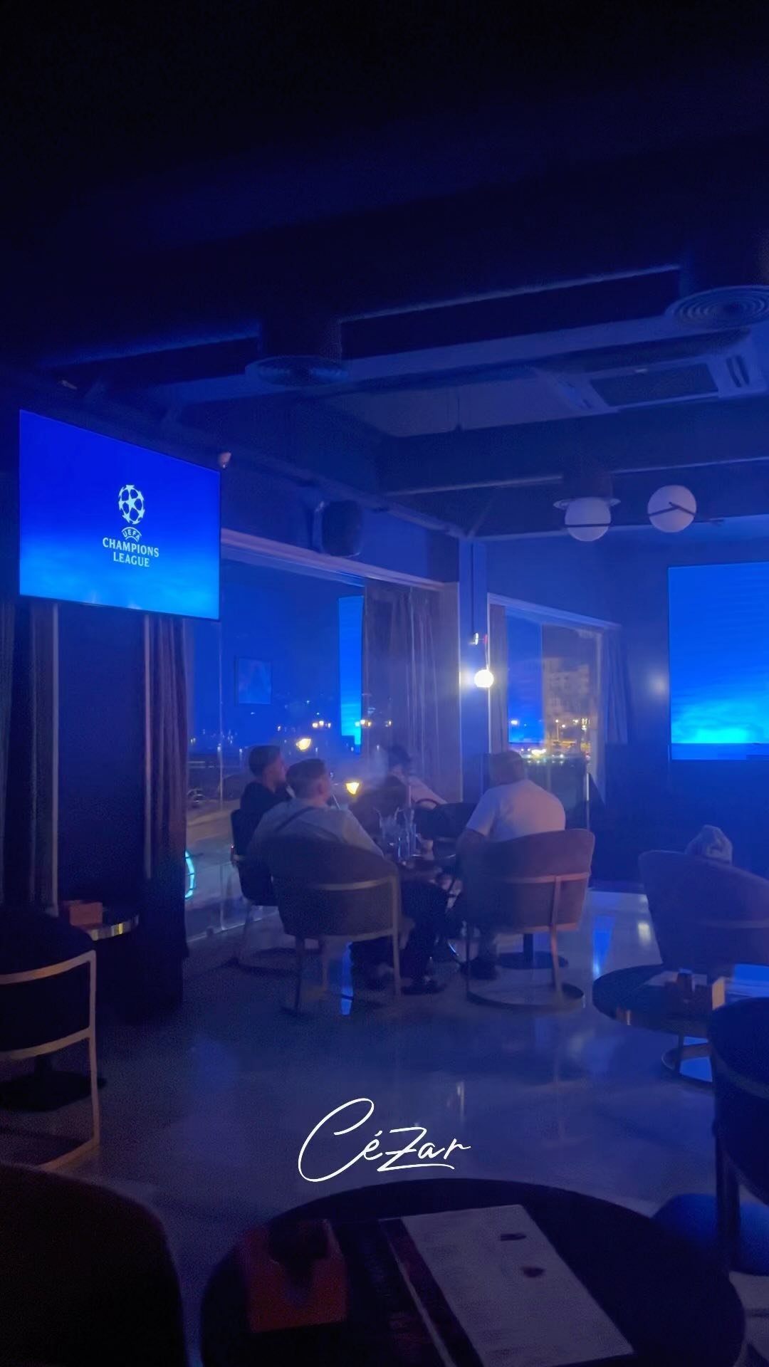 Ambiance nocturne, écran Champions League