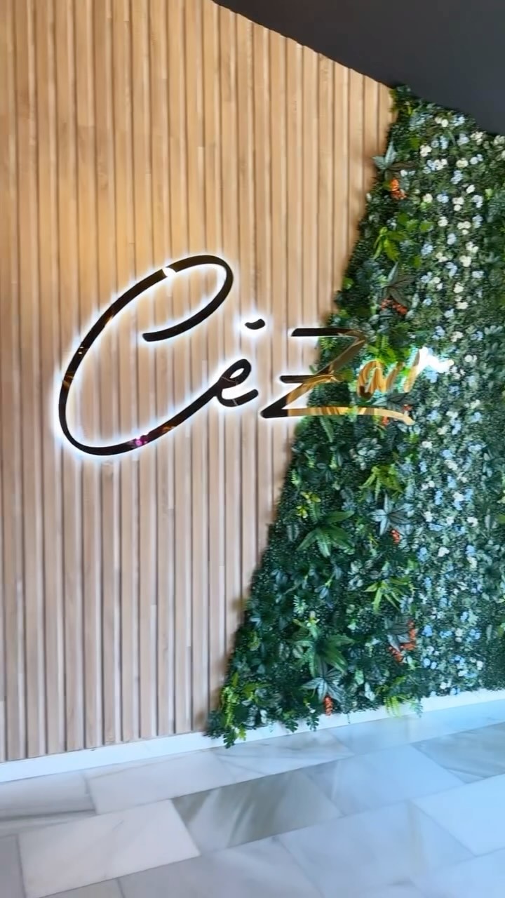 Entrée de CéZar avec mur végétal et enseigne