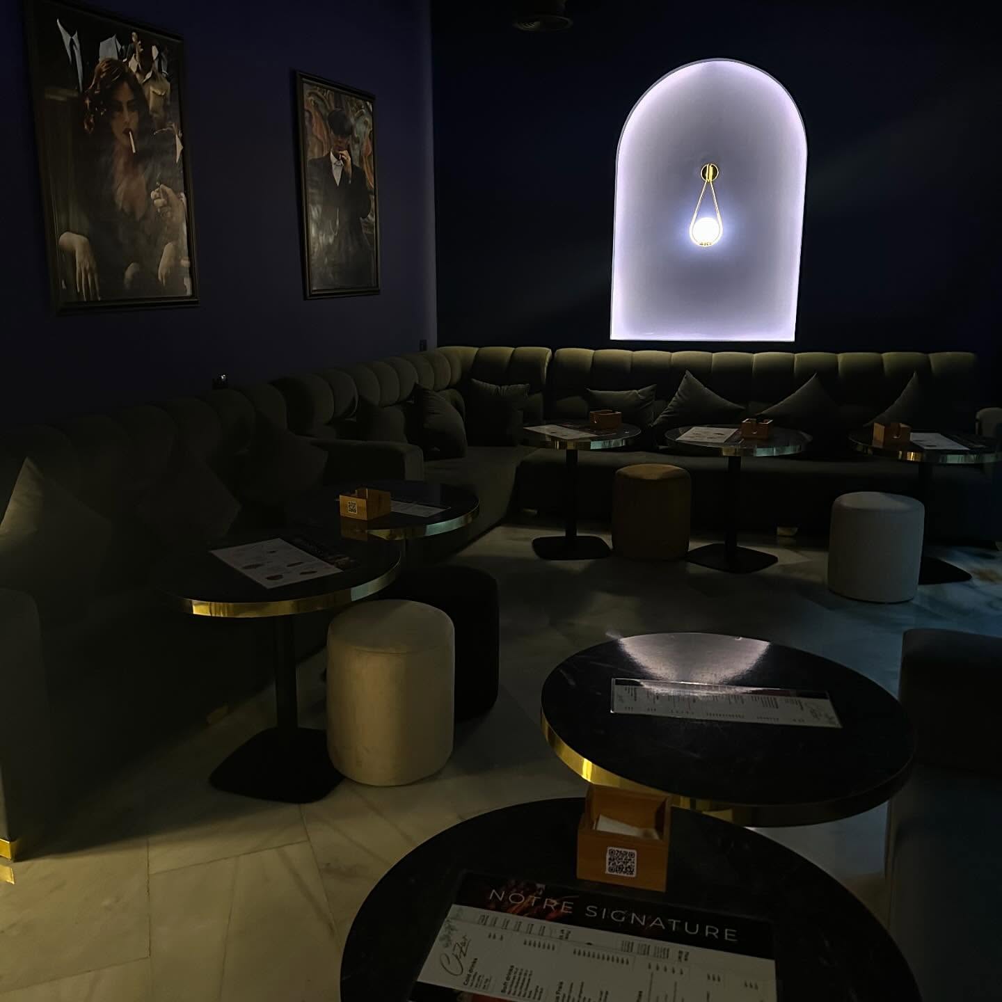 Salon lounge de CéZar, banquettes velours et tables en marbre